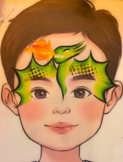 Groene drakenschemink met vleugels, schubben en vuur op het voorhoofd