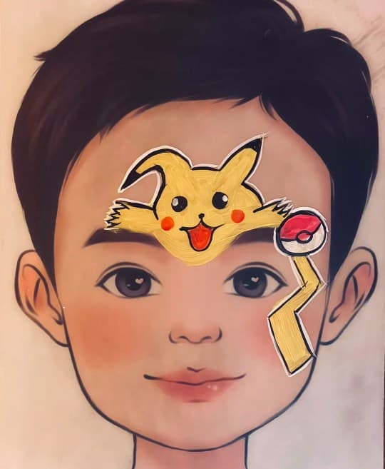Pikachu-schmink op het voorhoofd met Pokéball en bliksemflits